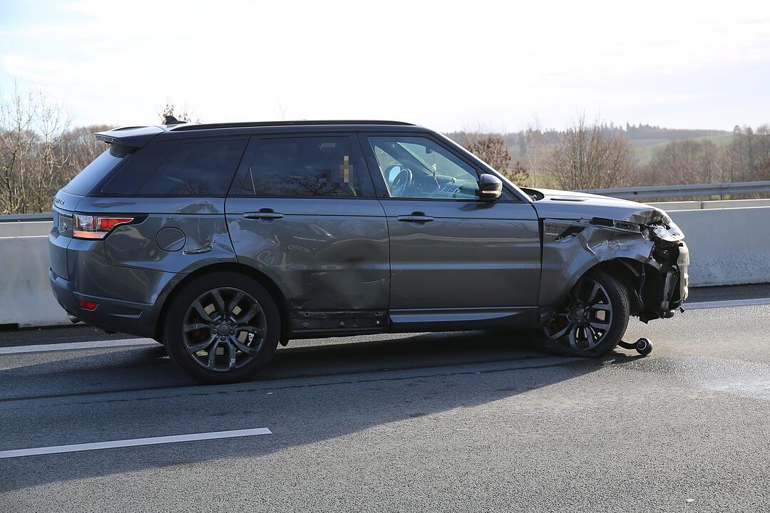 Schwerer Unfall auf A9: Auto überschlägt sich - Person verletzt