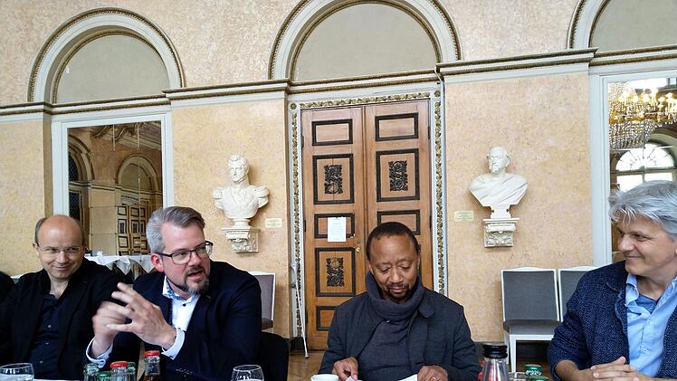 GMD Roland Kluttig, Intendant Bernhard F. Loges, Ballett-Direktor Mark McClain und Schauspieldirektor Matthias Straub (von links) stellten den Spielplan 2019/2020 des Landestheaters Coburg vor.Foto: Jochen Berger