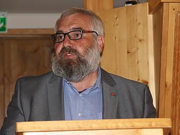 Hans Beer, Regionalleiter für Franken der IG Bau, blickte auf die 150-jährige Historie der Baugewerkschaft zurück. Foto: Mathias Erlwein