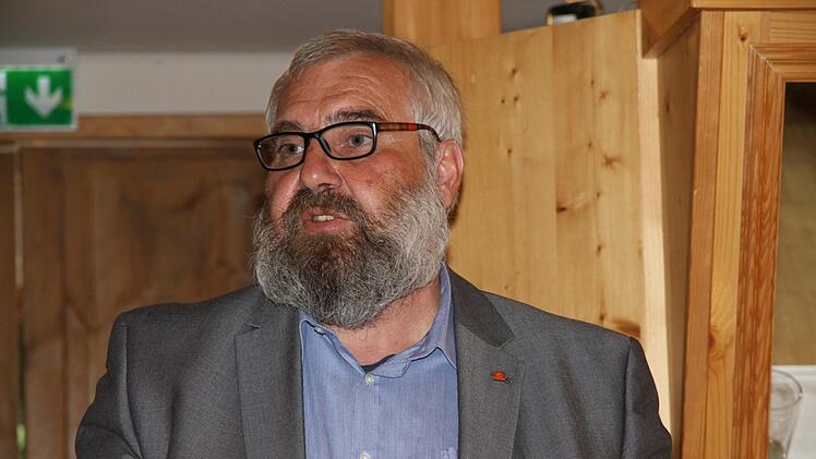 Hans Beer, Regionalleiter für Franken der IG Bau, blickte auf die 150-jährige Historie der Baugewerkschaft zurück. Foto: Mathias Erlwein