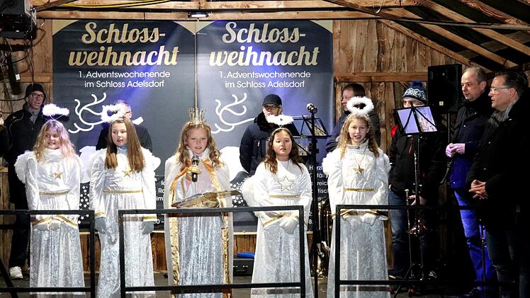 Das Christkind mit seinen Helfern bei der Eröffnung. Foto: Johanna Blum