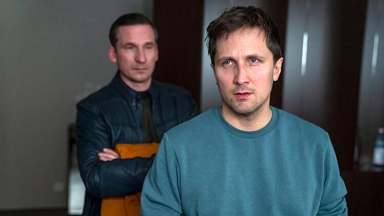Schock am Morgen: Rainer Witt (Till Firit) überbringt Martin Rabe (Lasse Myhr) die Nachricht vom Tod seiner Verlobten.