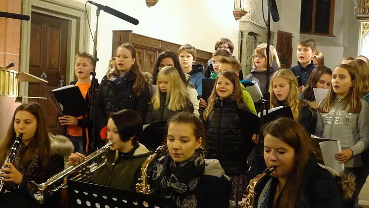 Weihnachtslieder in englischer, finnischer und deutscher Sprache präsentierten die Chöre am Weihnachtskonzert. Begleitet wurden sie vom Blechbläserensemble. Foto: Johanna Eckert