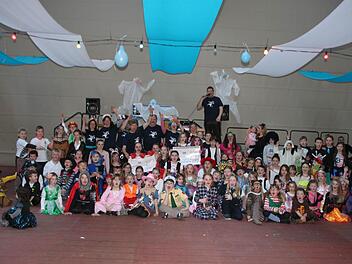 Spendenübergabe der Erlöses aus dem letzten Jahr beim Kinderfasching in der Mehrzweckhalle.  Foto: Thomas Malz