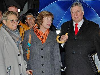 Mitten im Verkehrschaos: Bei strömendem Regen informierte Anita Haub (Mitte), die Vorsitzende der Bürgerinitiative Nüdlingen, in Begleitung der SPD-Bundestagsabgeordneten Sabine Dittmar (links) den Vorsitzenden des Verkehrsausschusses im Bundestag, Martin Burkert (SPD, rechts), über die Dringlichkeit der Ortsumgehung in Nüdlingen. Foto: Sigismund von Dobschütz