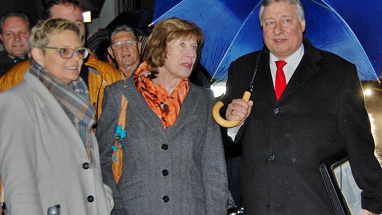 Mitten im Verkehrschaos: Bei strömendem Regen informierte Anita Haub (Mitte), die Vorsitzende der Bürgerinitiative Nüdlingen, in Begleitung der SPD-Bundestagsabgeordneten Sabine Dittmar (links) den Vorsitzenden des Verkehrsausschusses im Bundestag, Martin Burkert (SPD, rechts), über die Dringlichkeit der Ortsumgehung in Nüdlingen. Foto: Sigismund von Dobschütz