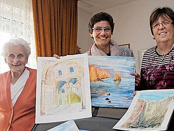 Hobbymalerin Ilse Pfitzner (links) verkauft einen großen Teil ihrer Aquarell-Bilder zu Gunsten des Paul-Gerhardt-Kindergartens. Pfarrerin Bettina Weber (Mitte) und Elfriede Schubert vom Kirchenvorstand freuen sich über die Unterstützung. Foto: Dagmar Besand