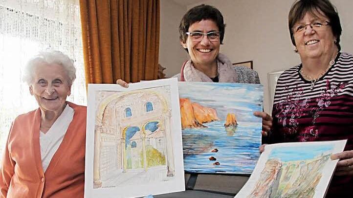 Hobbymalerin Ilse Pfitzner (links) verkauft einen großen Teil ihrer Aquarell-Bilder zu Gunsten des Paul-Gerhardt-Kindergartens. Pfarrerin Bettina Weber (Mitte) und Elfriede Schubert vom Kirchenvorstand freuen sich über die Unterstützung. Foto: Dagmar Besand