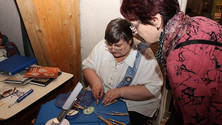 Ulrike Lehner aus Burghaslach gibt Klöppelkurse über die VHS.