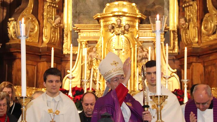 Der Erzbischof erteilt den Segen...