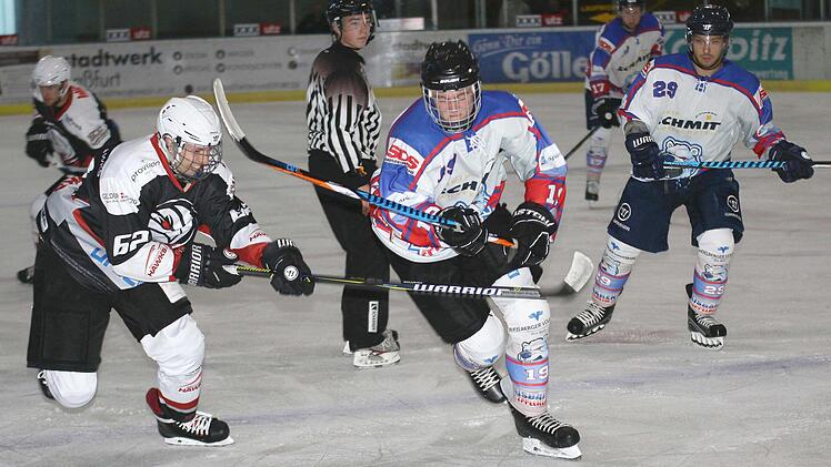 Der Haßfurter Kilian Hümmer (links) will sich bei den Partien gegen Buchloe und in Moosburg wieder voll ins Zeug legen.  Nach dem vielen Pech der vergangenen Wochen hofft auch der 21-Jährige auf zwei Erfolge für die "Hawks".