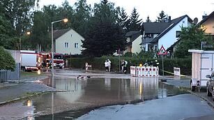 Nürnberg: Beschädigte Leitung setzt einen ganzen Straßenzug unter Wasser