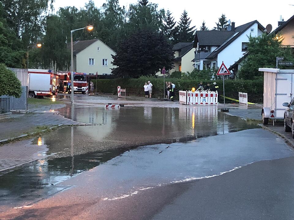 Nürnberg: Beschädigte Leitung setzt einen ganzen Straßenzug unter Wasser