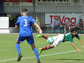 Mexikaner im Sturzflug: Beim Finale des Rimini-Cups gewinnt die Bayernauswahl mit Milos Cocic vom TSV 1860 München (links) gegen den Titelverteidiger aus Mexiko.ssp