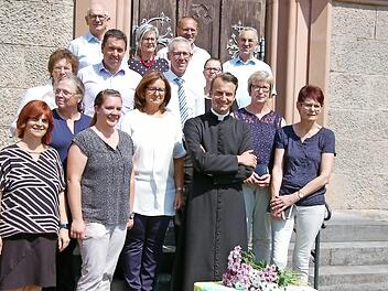 Bürgermeister aus der Pfarreiengemeinschaft "St Bonifatius um den Höhberg", Mitglieder der Kirchenverwaltungen und Pfarrgemeinderäte verabschiedeten gemeinsam Pfarrer Tobias Fuchs.  Foto: Manfred Mellenthin