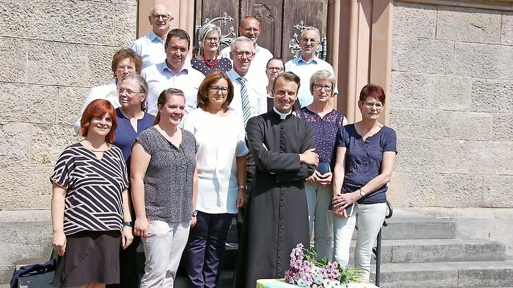 Bürgermeister aus der Pfarreiengemeinschaft "St Bonifatius um den Höhberg", Mitglieder der Kirchenverwaltungen und Pfarrgemeinderäte verabschiedeten gemeinsam Pfarrer Tobias Fuchs.  Foto: Manfred Mellenthin