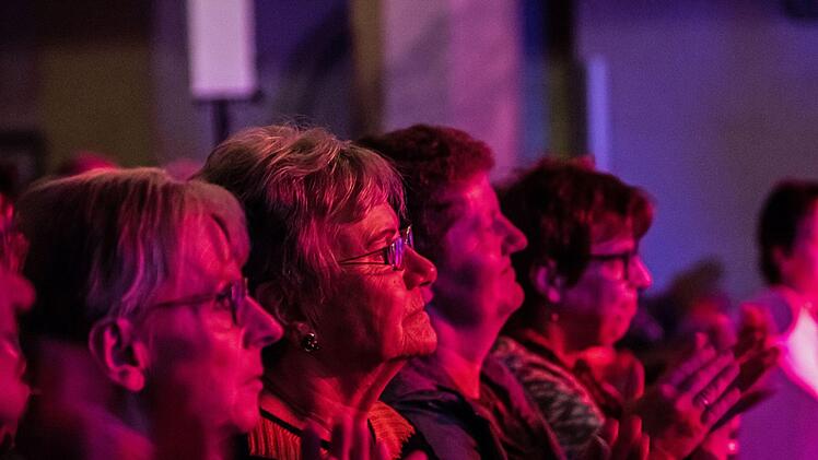 Mitreißender Auftritt vor zahlreichen Zuhörern: "Gospelrock und Band" aus Erfurt beim Gastspiel in St. Georg in Neustadt.Foto: Jochen Berger
