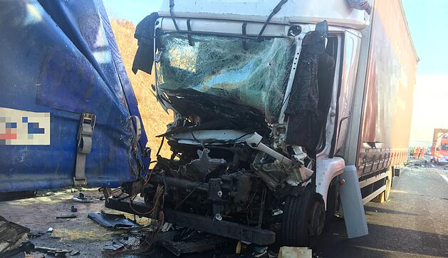 Schwerer Unfall auf A3: Lkw-Fahrer stirbt bei Zusammenprall