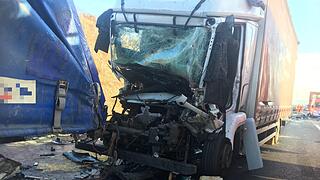 Schwerer Unfall auf A3: Lkw-Fahrer stirbt bei Zusammenprall