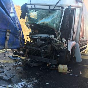 Schwerer Unfall auf A3: Lkw-Fahrer stirbt bei Zusammenprall