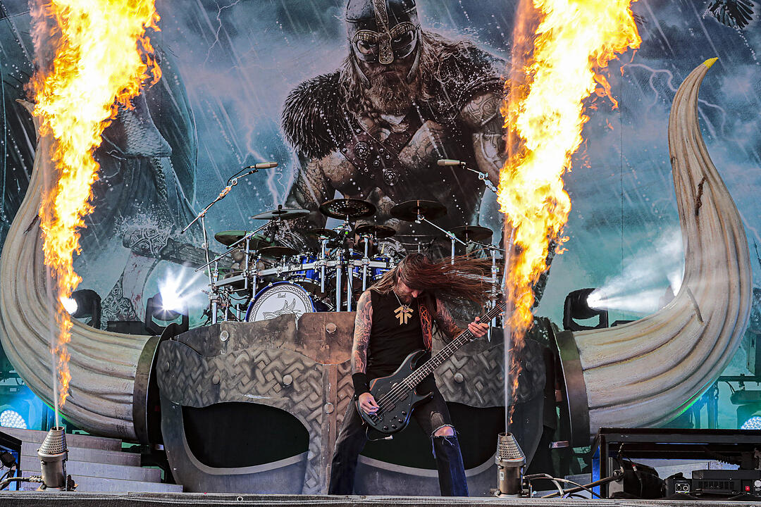 Amon Amarth bei Rock im Park 2019: Ganz viel Metal und Feuer bringt die Fans zum Durchdrehen