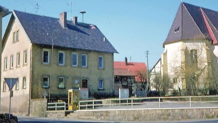 Die alte Schule am Planplatz ist längst dem Rathaus gewichen; rechts die Dreieinigkeitskirche. Fotos: privat/Walter Dold