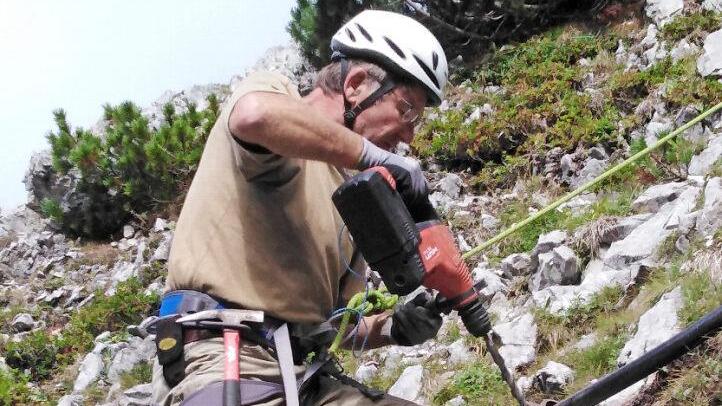 Bei der Begutachtung der Wasserleitung, die an einer Felswand verl&auml;uft, wurde ein Schaden entdeckt, der unbedingt vor dem Wintereinbruch noch behoben werden musste. Zur Reparatur waren Kletterausr&uuml;stung sowie Seilsicherung notwendig.