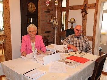 Mehrere Ordner mit Schreiben, Plänen und Zeitungsberichten liegen ständig auf dem Tisch der Schillings: Der Kampf mit der Stadt Hammelburg ums Bürgerhaus in unmittelbarer Nachbarschaft beschäftigt Sieglinde und Heribert Schilling bereits seit vier Jahren. Foto: Ralf Ruppert