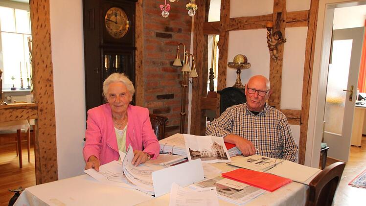 Mehrere Ordner mit Schreiben, Plänen und Zeitungsberichten liegen ständig auf dem Tisch der Schillings: Der Kampf mit der Stadt Hammelburg ums Bürgerhaus in unmittelbarer Nachbarschaft beschäftigt Sieglinde und Heribert Schilling bereits seit vier Jahren. Foto: Ralf Ruppert