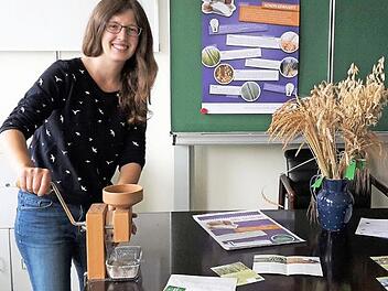 Lisa Schwarzkopf-Emde probiert selber aus, was ihre k&uuml;nftigen Sch&uuml;ler erleben k&ouml;nnen. So einfach wird aus K&ouml;rnern Schrot.  Foto: Anna-Maria Veigl