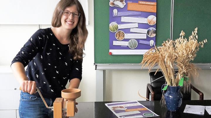 Lisa Schwarzkopf-Emde probiert selber aus, was ihre künftigen Schüler erleben können. So einfach wird aus Körnern Schrot.  Foto: Anna-Maria Veigl