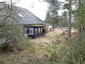 Auf diesem Grundstück in der Max-Reger-Straße in Etzelskirchen plant ein Investor eine Anlage mit 26 Wohnungen.