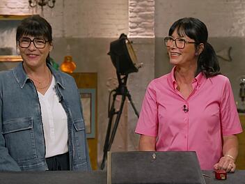 Verkäuferin (links) und Expertin Heide Rezepa-Zabel sehen sich zum Verwechseln ähnlich - ein waschechter "Doppeltes-Lottchen"-Moment bei "Bares für Rares".