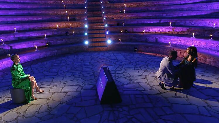 Aleks bettelt Vanessa an, bei ihm zu bleiben.