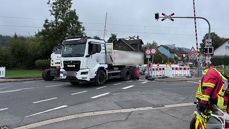 D&ouml;rfles-Esbach: Biertransporter verliert Ladung an Bahn&uuml;bergang