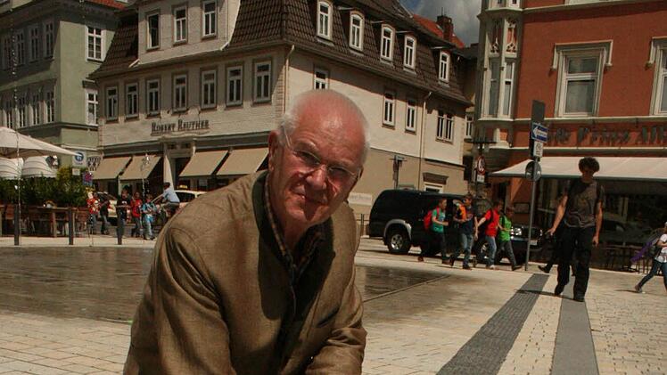 Johannes Thaben erläutert die unterschiedlichen Felder, an denen sich die Blinden und Sehbehinderten orientieren.