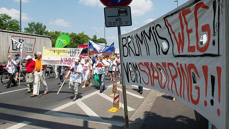Weil sie um ihre Gesundheit fürchten, demonstrierten am Mittwoch etwa 80 Menschen gegen den Schwerlastverkehr in Würzburg.  Foto: Tobias Köpplinger