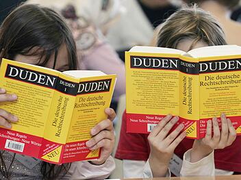 Nix deutsch? Der Duden sei voller Sprachpanscherei, meint der Verein Deutscher Sprache. Foto: Frank May/dpa