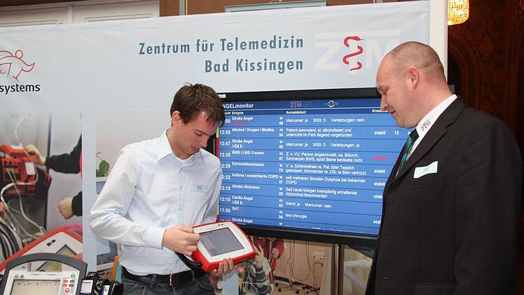 Auch NIDA ist ein Pilotprojekt, an dem das ZTM Bad Kissingen beteiligt ist: Lebenswichtige Patientendaten werden unverzüglich vom EKG (links) über ein PAD (Mitte) auf den Monitor im Krankenhaus (rechts) übertragen, erklärt Roland Richter. Rechts ZTM-Geschäftsführer Sebastian Dresbach.  Foto: Edgar Bartl