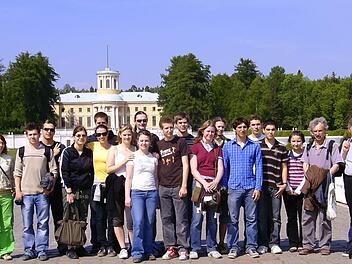Rückblick: Jugendliche aus Höchstadt und Krasnogorsk 2008 vor dem Schloss Archangelskoje. Foto: Klaus Strienz