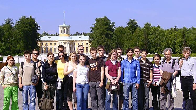 Rückblick: Jugendliche aus Höchstadt und Krasnogorsk 2008 vor dem Schloss Archangelskoje. Foto: Klaus Strienz