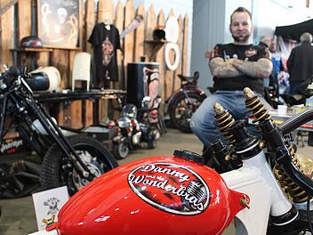 Rico Schaarschmidt lehnt sich zurück und genießt das Flair. Er fand zum Motorrad, zum Schrauben und zur Custom-Szene. Vor ihm sein Werk.   Fotos: Markus Häggberg