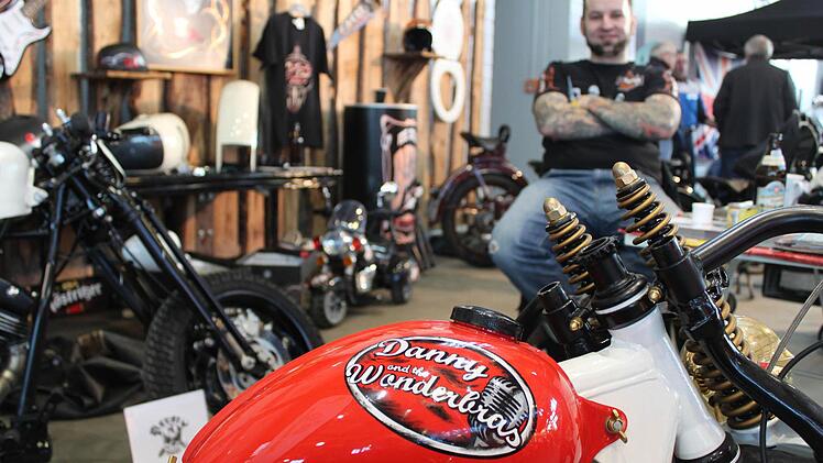 Rico Schaarschmidt lehnt sich zurück und genießt das Flair. Er fand zum Motorrad, zum Schrauben und zur Custom-Szene. Vor ihm sein Werk.   Fotos: Markus Häggberg