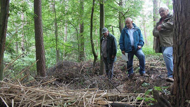 Gunter Brokt, Heinz Marquart und Eduard Zöbelein (von links) auf einem der vielen Müllberge im Quellgebiet des Brünnla.  Foto: Ekkehard Roepert