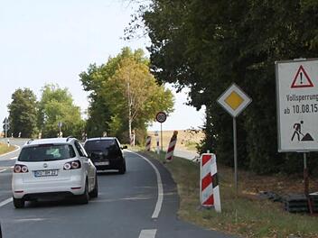 Die Hinweisschilder wurden bereits aufgestellt. Ab Montag ist die B 85 von Kulmbach in Richtung Bayreuth voll gesperrt. Foto: Alexander Hartmann