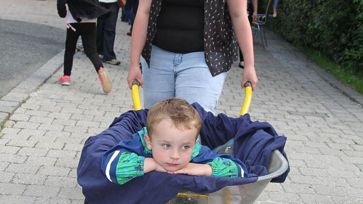 Schubkarrenrennen vor der Kirche: Hannes (3) fand, dass seine Mama Gloria Giunta ihr Bestes gab.