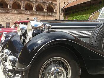 Die Mittagsrast auf der Plassenburg war bei der Ausfahrt im Rahmen des 20. Kulmbacher Oldtimer-Treffens der Höhepunkt für die Teilnehmer. Foto: Peter Müller