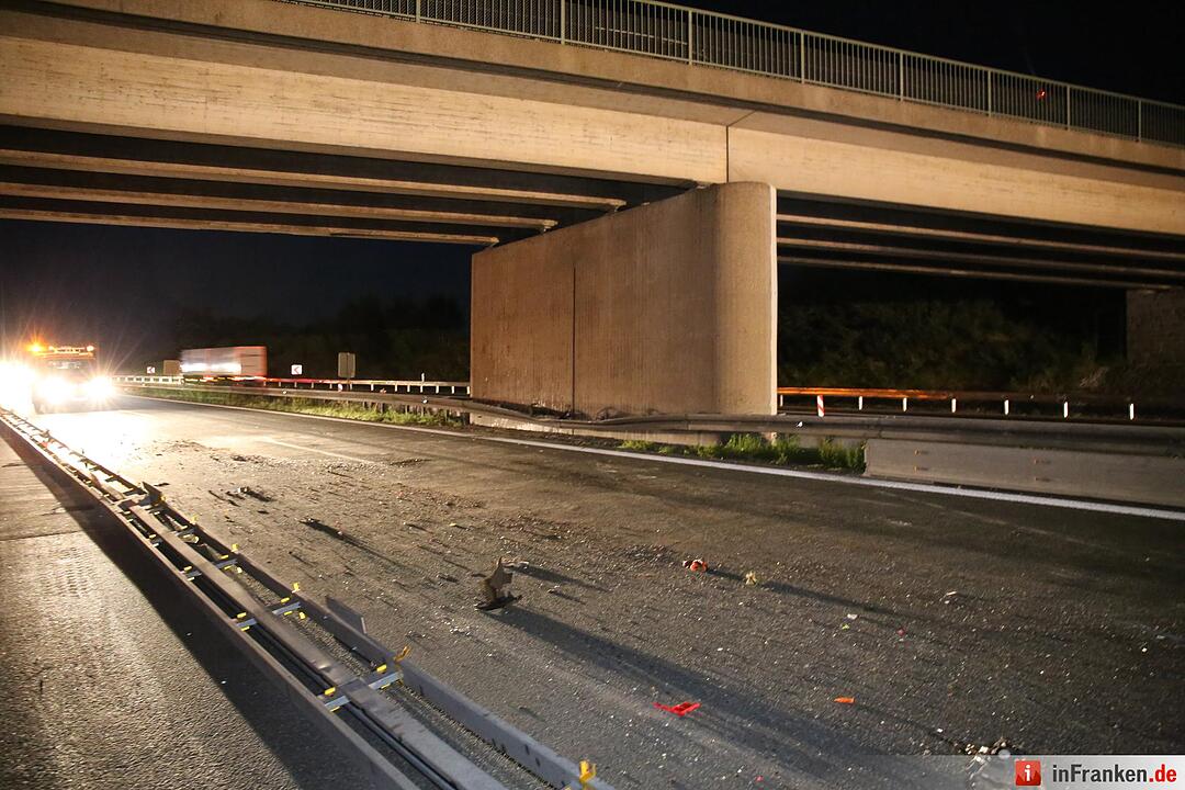 Lkw bleibt mit Kran-Aufbau an Autobahnbrücke hängen