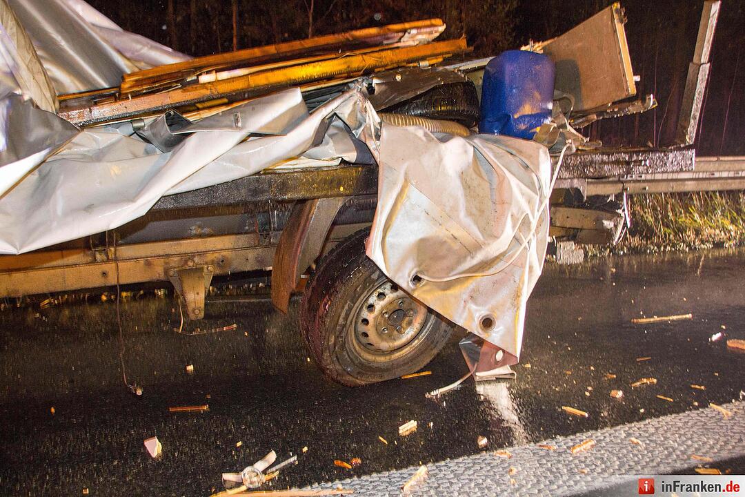Achsbruch führt zur Vollsperrung – Sieben Fahrzeuge durch herumfliegende Ladung beschädigt
