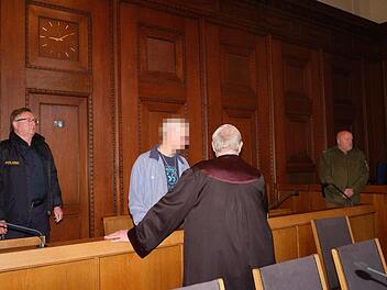 Der Angeklagte (2. v. l.) beim Prozessauftakt im Gespräch mit seinem Verteidiger Uwe Lukat Foto: Nikolas Pelke